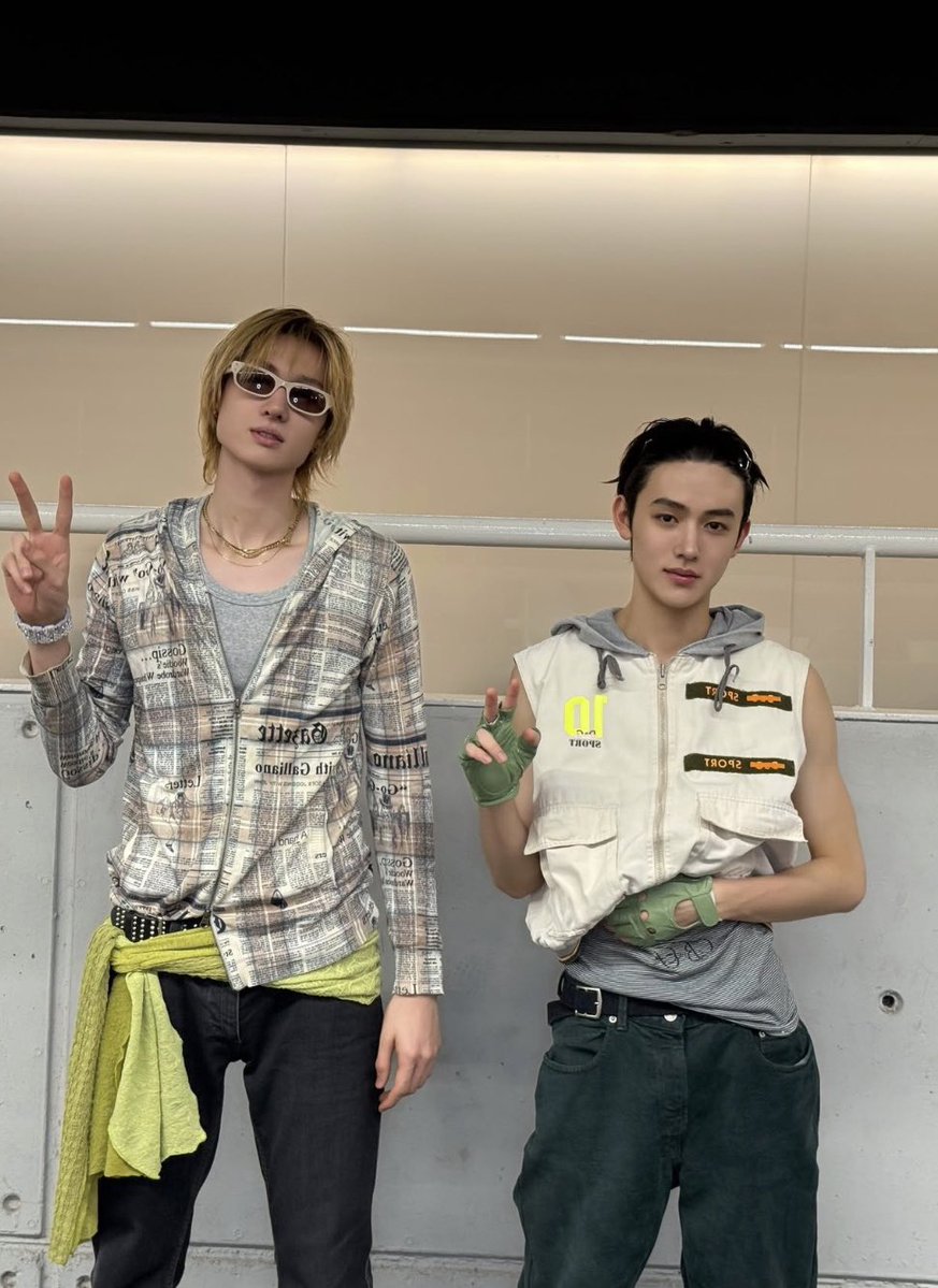 eomfunk's tweet photo. perfect height difference for hugs and kisses https://t.co/kerkeG1i6i
