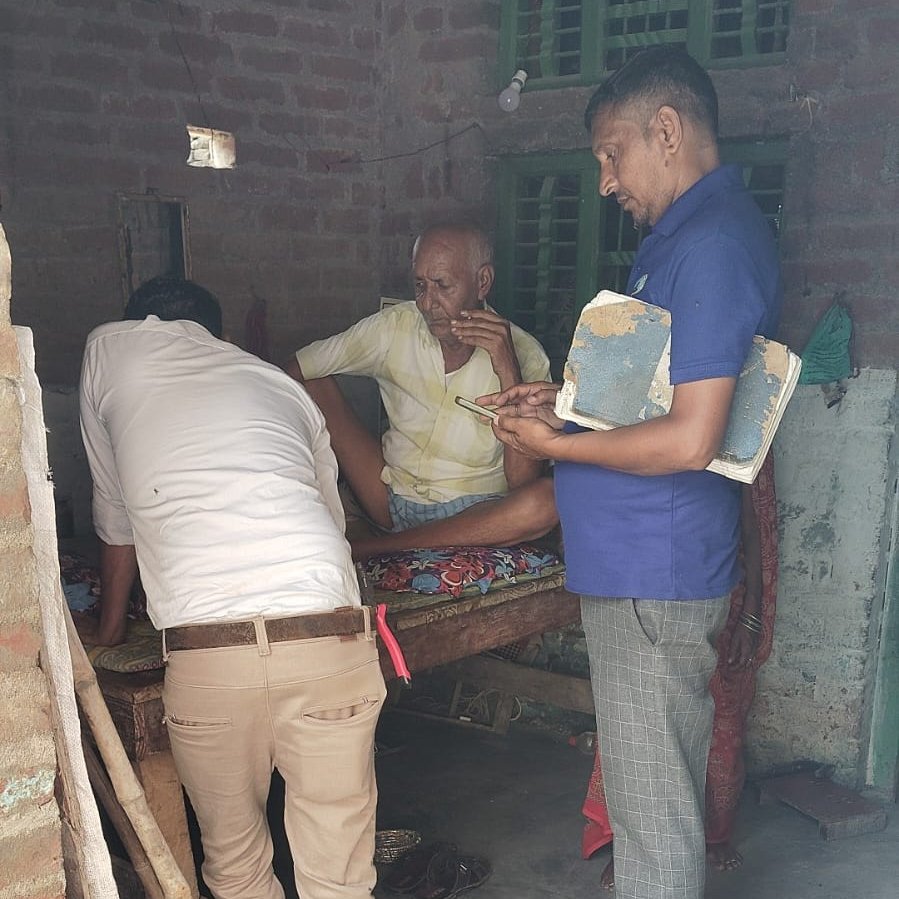 EDDSirsaganj's tweet photo. बकायेदार उपभोक्ताओं के घर-घर जाकर,  बिल का भुगतान शीघ्र करने हेतु सूचित/प्रेरित किया जा रहा है।
@UPPCLLKO
@MDDVVNL
@dvvnlagra
@dvvnlfirozabad https://t.co/McPuOelTOq
