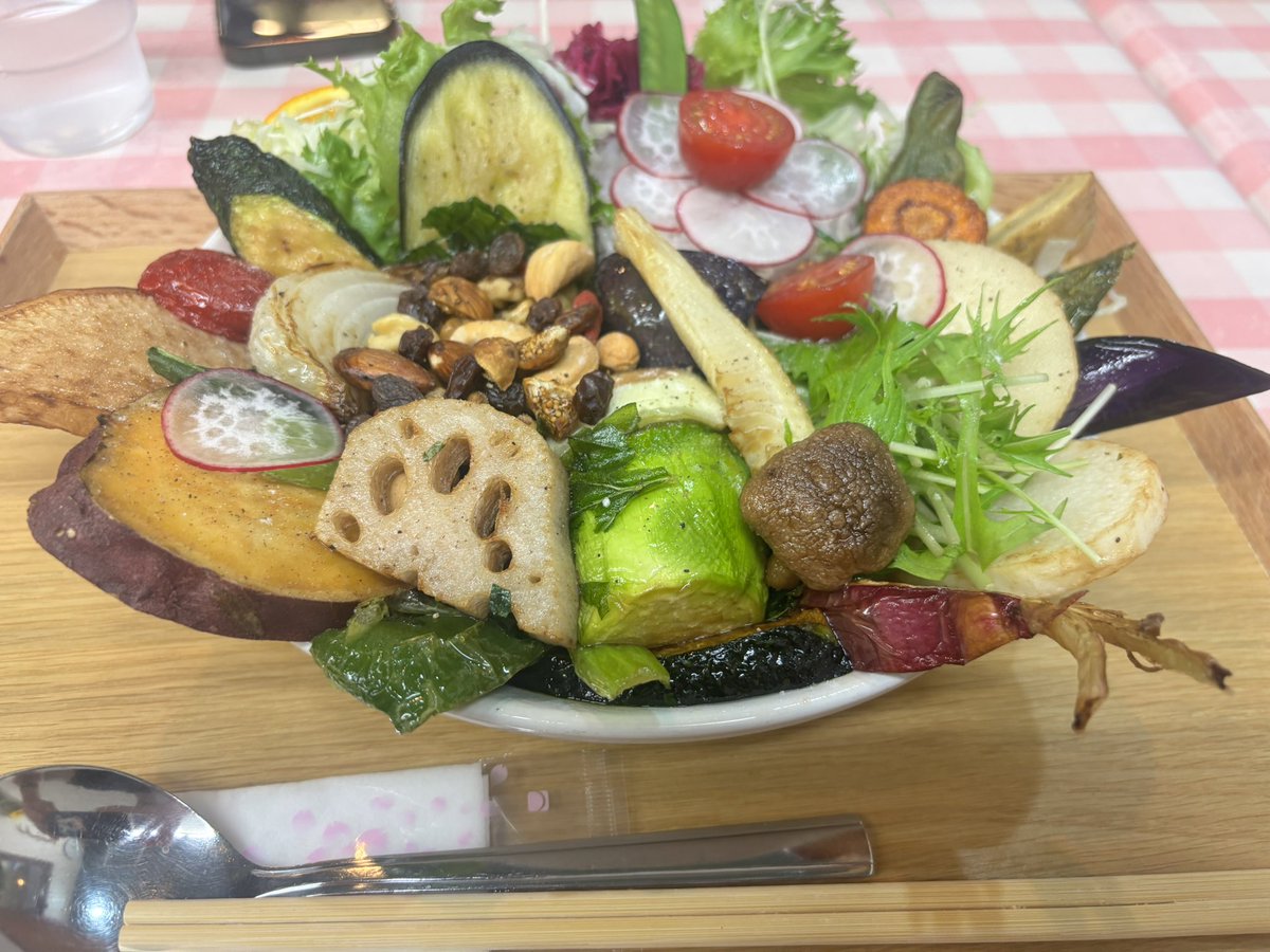 kaonac48's tweet photo. 信じられるか？
これ、カレーなんです
ランチ野菜カレー3000円 https://t.co/p5q7oaGUvc