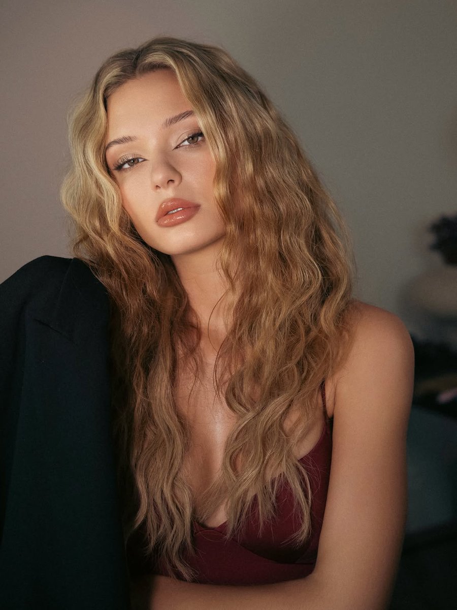 Mister_Hammed's tweet photo. The whole aesthetic and calm confidence here is just unmatched, Julia 😮‍💨✨ https://t.co/KxeNc9sClv