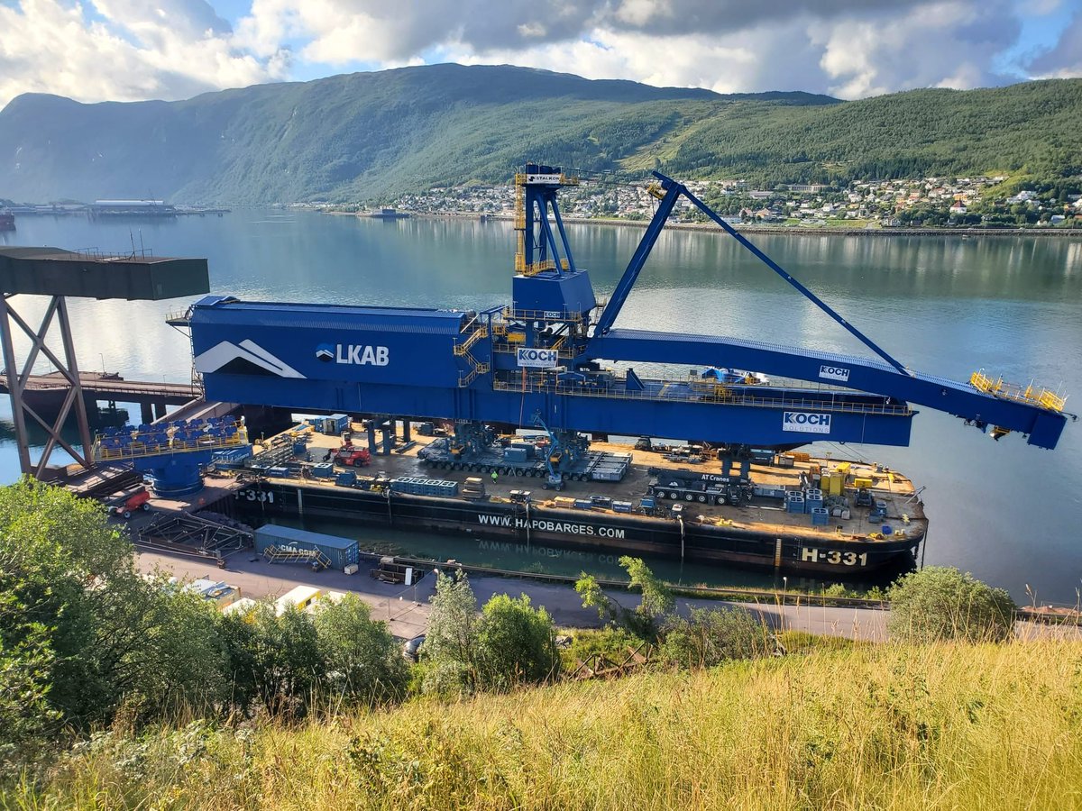Sarens's tweet photo. A new shiploader at #Norway’s key #IronOre export #Port, #LKAB, secures long-term operational reliability for a critical facility. Sarens substituted the 2.900T structure for a modern replacement in this demanding project. https://t.co/wHYsWBGku3 #NothingTooHeavy https://t.co/vGssMTdwjL