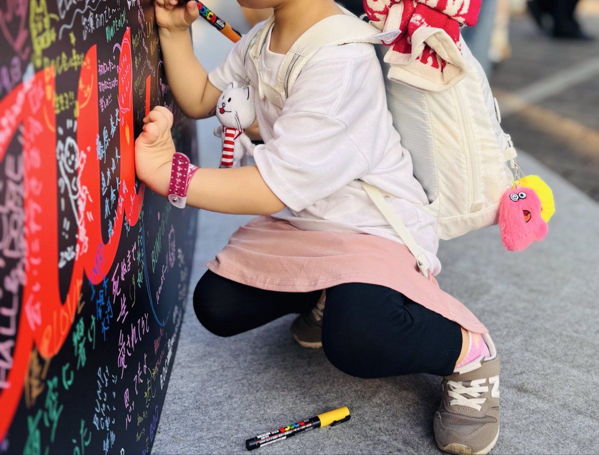 okawaricp's tweet photo. 4歳児のお絵描きに付き合うニコル。

ファミリーで来てるママさんが「楽しんでるねぇ〜！かわいかったから声かけちゃった」と声をかけてくれたり、「人多いから気をつけて楽しんでね！何かあったら言ってね」とスタッフの方が優しく声かけてくれたり、高校生のお子さんと一緒にBUMPを聴きに来て、「19の時はじめてフェスに行ったけど、まさか子供と2人で聴けるとはあの時は想像もしなかった」と幸せそうに語っていたママさんとお話ししたり…フェスってほんと人類みなきょうだいになる空間ですわ…

#RIJF2026