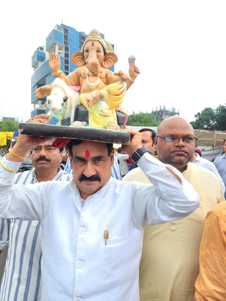 drnarottammisra's tweet photo. गणपति बप्पा मोरया! 

विघ्नहर्ता, मंगलकर्ता भगवान श्री गणेश जी को आज अगाध श्रद्धा के साथ निवास पर लाकर विराजमान किया।
बप्पा की कृपा से सभी के जीवन में रिद्धि-सिद्धि का वास हो, सुख-समृद्धि एवं वैभव की वर्षा हो और हर घर आनंदमय व मंगलमय रहे। श्री गणेश जी सभी के जीवन से विघ्न हरें और सुख-शांति प्रदान करें।