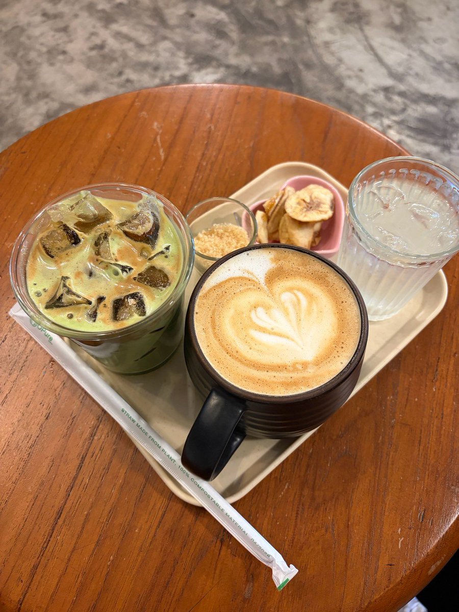 HitoriYuchi's tweet photo. サンクチュアリー・オブ・トゥルースから戻って、歩いてホテル近くのオールディーズ コーヒーへ…コーヒー好きが集まるカフェで娘は謎の抹茶コーヒーを注文（私は無難にカフェラテ☕）
#タイ
#パタヤ
#カフェ
https://t.co/YGRv0eisgx https://t.co/DIGR3RTypm