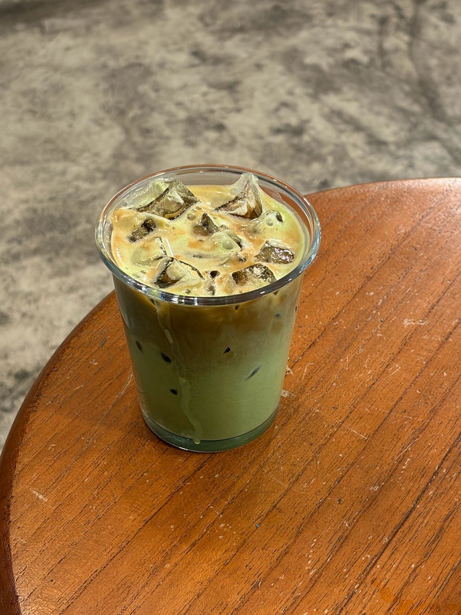 HitoriYuchi's tweet photo. サンクチュアリー・オブ・トゥルースから戻って、歩いてホテル近くのオールディーズ コーヒーへ…コーヒー好きが集まるカフェで娘は謎の抹茶コーヒーを注文（私は無難にカフェラテ☕）
#タイ
#パタヤ
#カフェ
https://t.co/YGRv0eisgx https://t.co/DIGR3RTypm