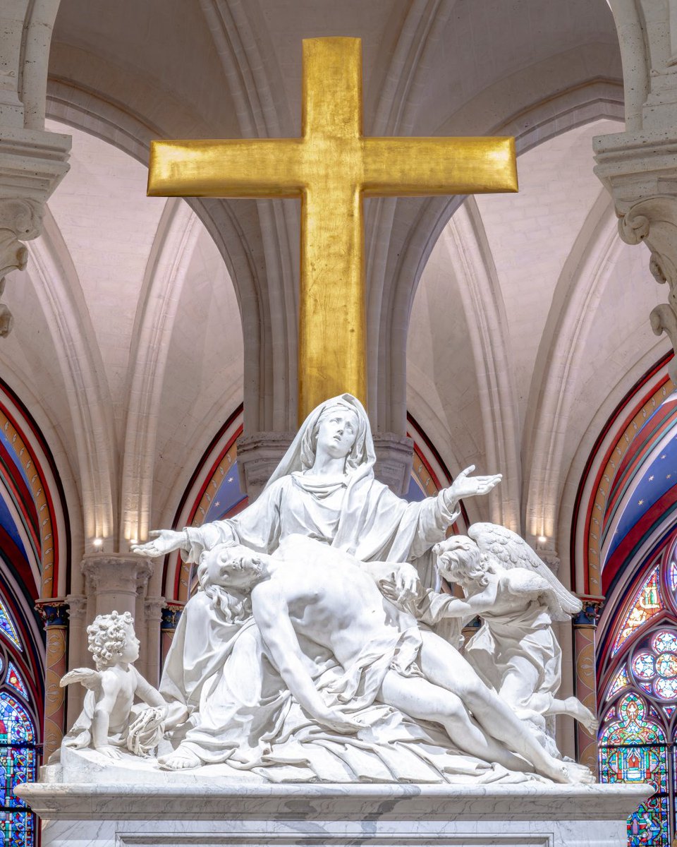 notredameparis's tweet photo. 👉 Le 14 septembre, L'Église célèbre la Croix glorieuse.

✝️ Connue également sous le nom d' « Exaltation de la Sainte Croix », elle nous appelle à tourner le regard vers l'instrument où le Christ a souffert puis est mort, afin d'offrir aux hommes le salut.

🙏 À @notredameparis, la croix de Marc Couturier exécutée en 1993, domine la Pieta de l'ancien maître-autel. 

✨ Visible dès l'entrée de la cathédrale, elle projette sa lumière sur l'ensemble de l'édifice, et donne déjà un achèvement vivant au deuil de la Vierge Marie.  

#notredame #notredamedeparis #croixglorieuse