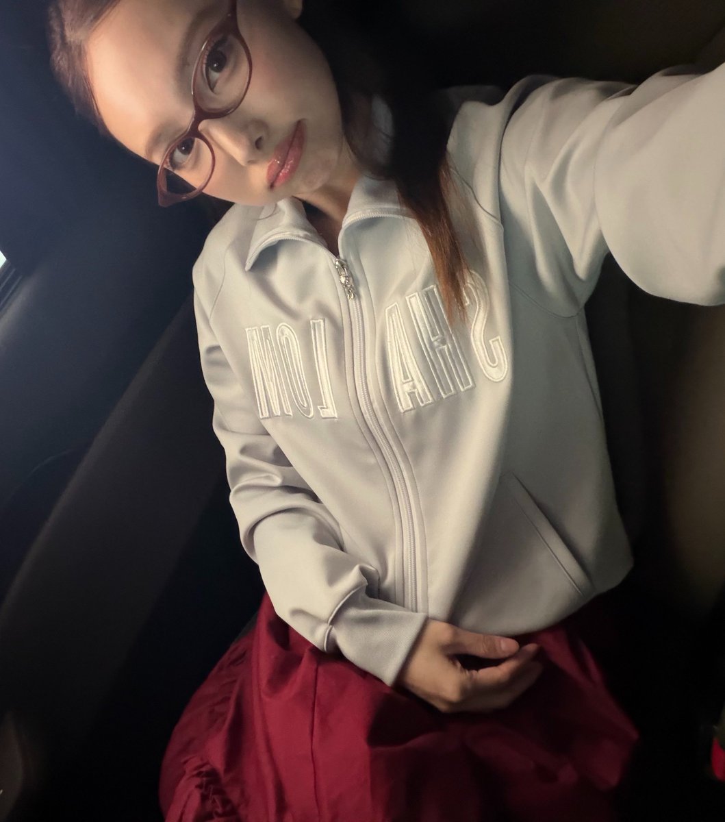imnayeonarchive's tweet photo. NAYEON WITH GLASSES?? SO BEAUTIFUL https://t.co/Rz8ZtAbNX4