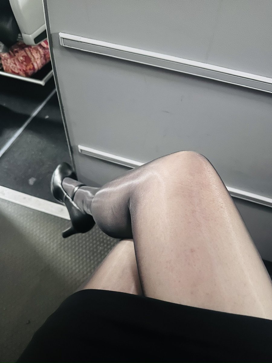 MJhotlegs's tweet photo. POV I’m your purser on today’s flight ✈️ #flightattendantlegs #nylons #heels https://t.co/3JAXTWDPSZ