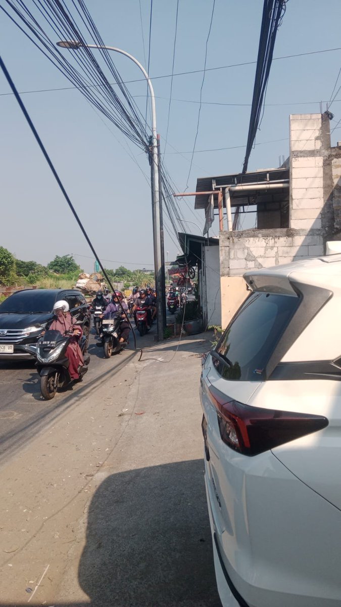 bimajia00's tweet photo. Mohon bantuan @e100ss  ini spertinya ada kabel jaringan yang kendor. Mungkin bisa di bantu untuk menginformasikan ke pihak terkait. Lokasi di raya pakal depan bank BRI Benowo https://t.co/JXW2RHMbKc