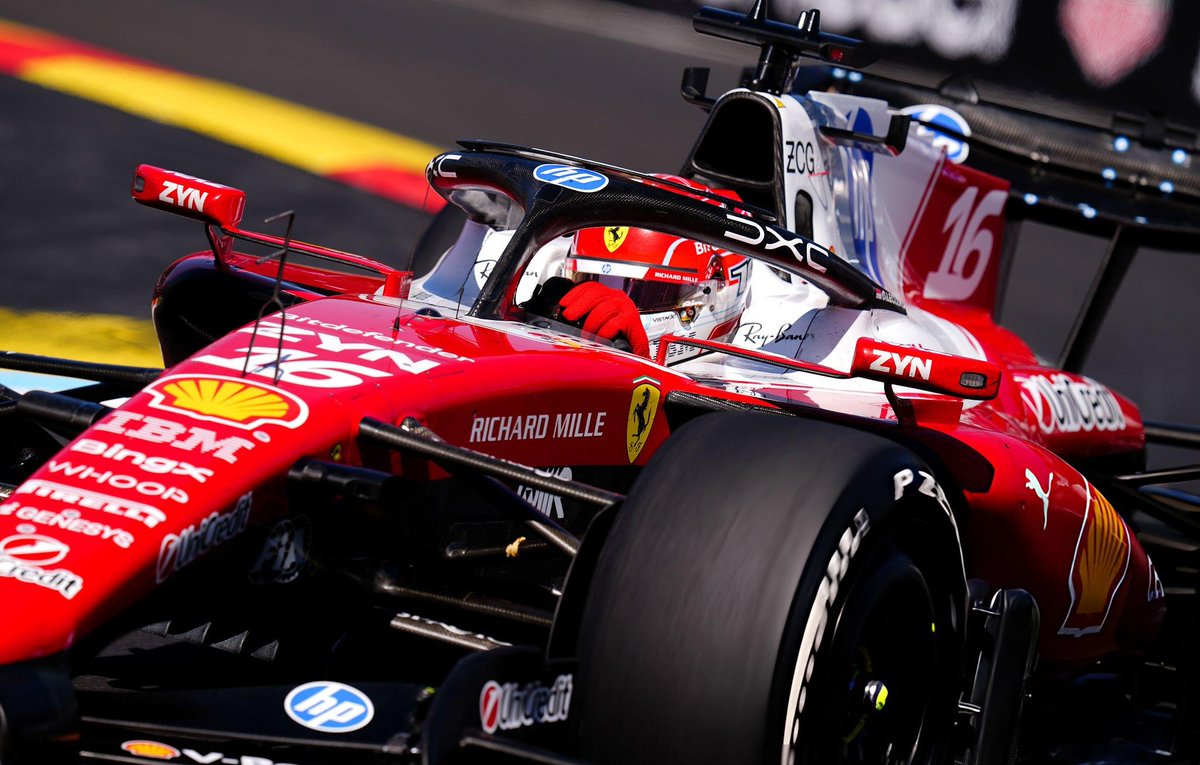 f1speed_indo's tweet photo. Satu aturan dasar yang harus diketahu saat nonton balapan F1: pembalap WAJIB memakai dua jenis kompon ban berbeda di setiap balapannya.

Aturan ini berlaku apabila race berjalan kering & tidak memakai ban basah. Kalau trek basah/hujan, boleh pakai satu jenis ban yang sama.

Jadi kalau start dengan hard, maka sudah pasti akan ganti ke medium/soft. Kalau start medium, sudah pasti akan ganti ke hard/soft. Setelah itu mau kembali pakai kompon yang sama, bebas.

Ganti ban juga tidak harus lewat pit stop, seperti kasus di GP Italia pembalap bisa ganti ban saat Red Flag, memenuhi kewajiban dua kompon dan tidak perlu pit lagi sampai finis.

Di kasus Leclerc dia pakai hard sejak start. VSC tetap stay out, tidak masuk pit. Otomatis wajib masuk pit untuk ganti ke kompon berbeda.

Russell sebenarnya bisa saja ganti ke ban hard saat pit VSC. Tapi karena dia start balapan memakai ban hard, kalau ganti ke ban hard lagi otomatis tetap harus masuk pit lagi untuk memenuhi kewajiban dua kompon.

Oleh karena itu dia diberi ban medium saat pit VSC, siapa tahu bisa satu stop. Ternyata degradasi mediumnya parah.
