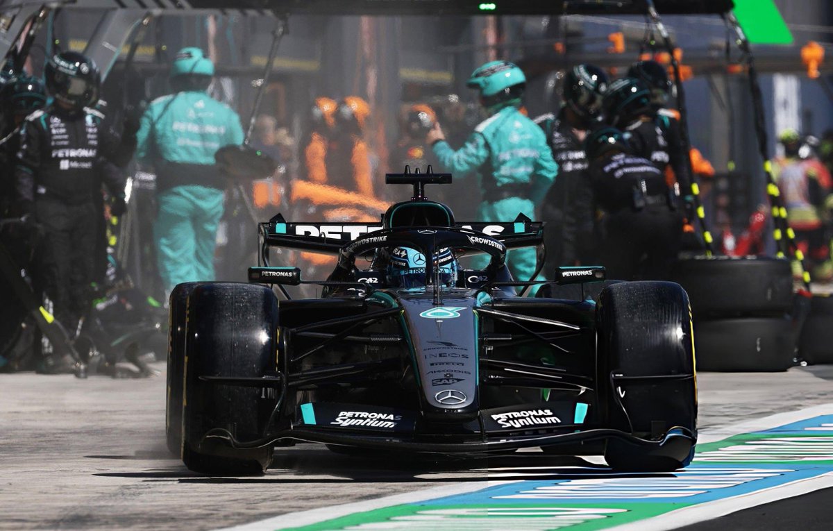 f1speed_indo's tweet photo. Kesalahan strategi Mercedes di kasus Russell adalah mereka tidak stick to the plan.

Start dengan hard, proyeksinya jelas: stay out selama mungkin & eksekusi satu stop. Kesalahannya adalah mereka malah fokus untuk undercut Charles Leclerc.

Saat VSC muncul sebenarnya strategi mereka sudah berantakan karena offset waktu dari go-long jadi terpangkas sekitar 13 detikan karena pembalap di depannya bisa masuk pit tanpa kehilangan banyak waktu.

Russell masuk pit ganti ke medium di lap yang masih sangat awal, jelas nggak mungkin bisa satu stop. Opsi logisnya kalau mau maksimalkan hasil race adalah oportunis seperti Leclerc yang tetap stay out sambil berharap ada VSC lagi/SC.

Tapi Russell di radionya sudah bilang kalau ada kesempatan untuk undercut Leclerc, maka lebih baik ambil & ganti ke medium. Jadi blunder karena diambil pas VSC di lap 14 + ternyata medium jelek degradasinya.