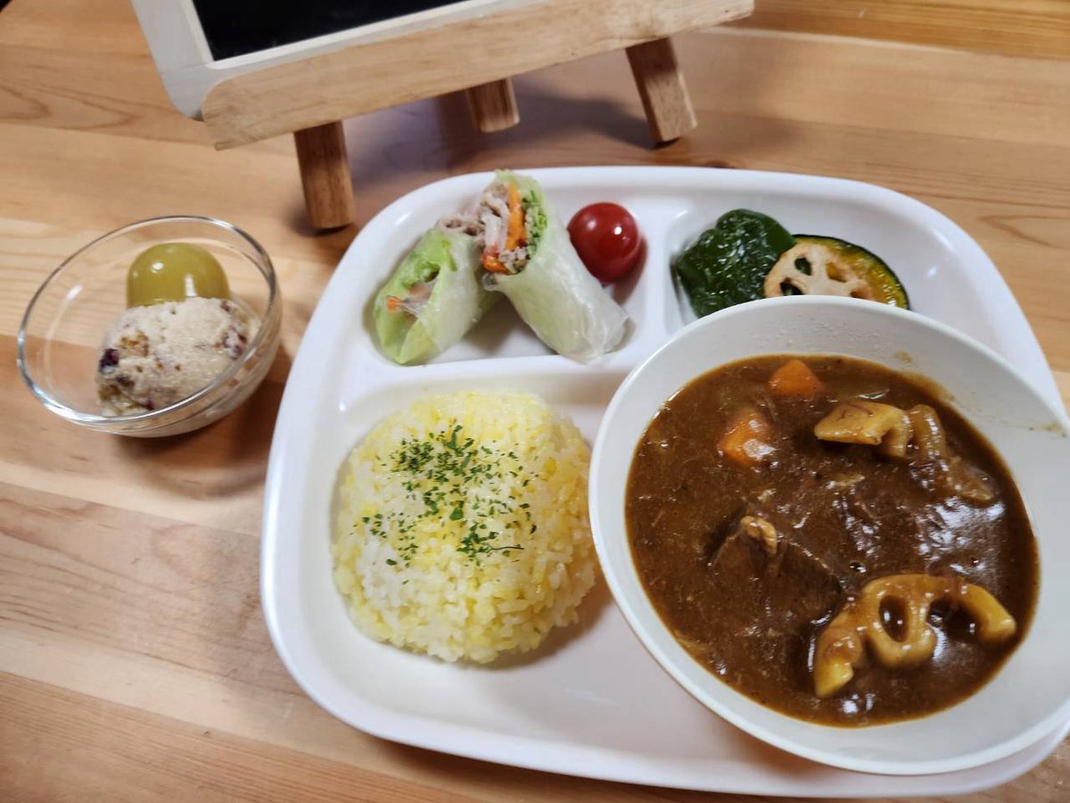 eiyoucsflat's tweet photo. #ふらっとキッチン 9月🍛🍅🍆🥒
🐮色んな方のご好意で超贅沢カレーランチ会となりました🥛今月は紙芝居も来てくれました！あとでインスタやブログもUPしますので、見てね🍊✨
いつも楽しく参加してくれる皆さまにも大感謝 https://t.co/FQvU2iOSJ1