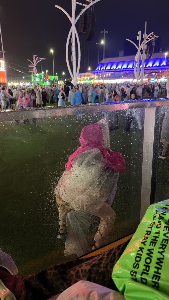 gijocaskz's tweet photo. Gente serio, não façam isso com os filhos de vcs. 22:40 frio e chovendo num festival. Não é lugar pra criança isso é crueldade https://t.co/1oCjM2dxpb