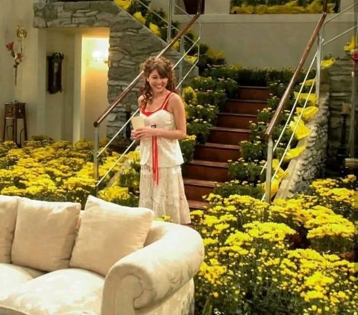 Belgicapelicot_'s tweet photo. Yo el 21 de septiembre con las flores amarillas que yo misma me mande: https://t.co/aKkfQQdprq