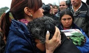 Mika_con_k_'s tweet photo. Cristina hace 17 años visitando afectados, ella siempre estuvo, mira si no la voy a querer https://t.co/ZrdC1UNacm