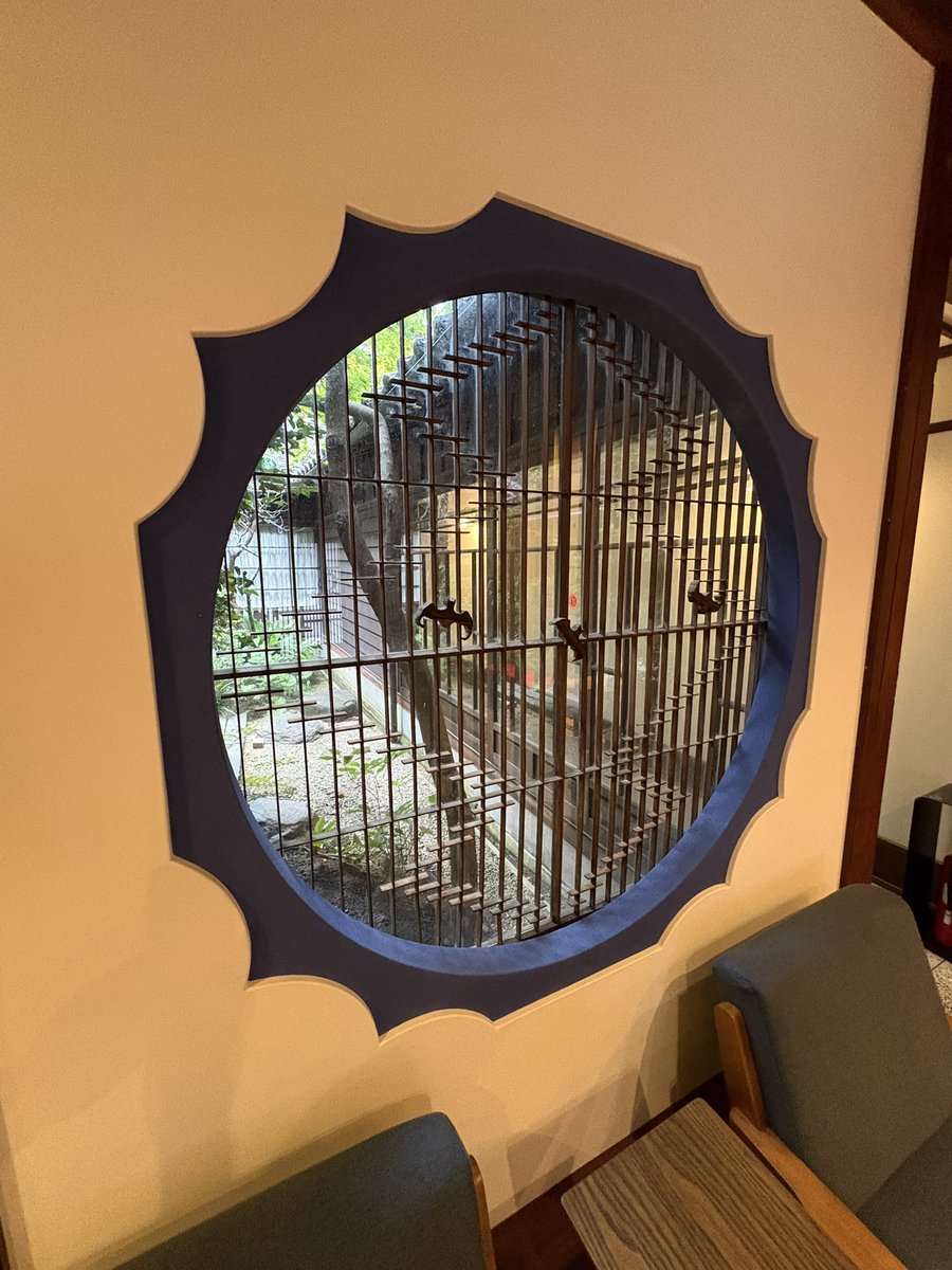 UEPAI7045's tweet photo. 先日、仕事で能登輪島へ。
うめのやというゲストハウスで宿泊。
元々、妓楼を改装した場所だが、窓の装飾が素晴らしい。 https://t.co/PdNExCZF80