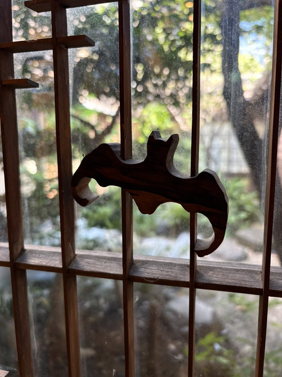 UEPAI7045's tweet photo. 先日、仕事で能登輪島へ。
うめのやというゲストハウスで宿泊。
元々、妓楼を改装した場所だが、窓の装飾が素晴らしい。 https://t.co/PdNExCZF80