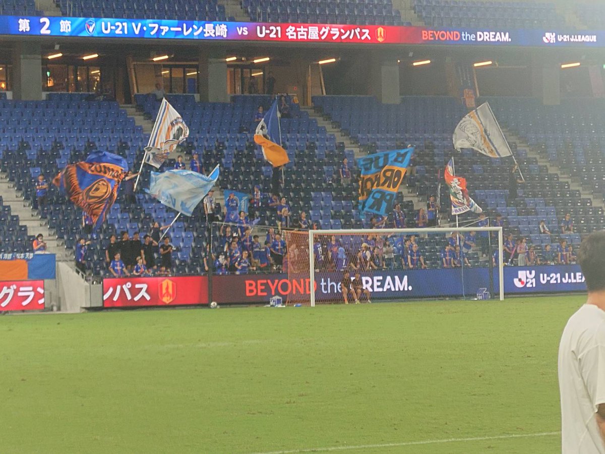 rtkojunko's tweet photo. U−21 V・ファーレン長崎vs名古屋グランパス戦
ゴール裏からの応援、太鼓の技術やサンバのような演奏にビックリ！めちゃかっこよかった！！
そして、トップチームの試合では聞き慣れないチャントがいくつかあって、歌ってみたくなったよ
なお、右下にちょこっと写ってる白Tの人は玉ちゃん監督です。 https://t.co/Kz1h1vA0Uq