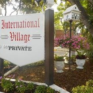 nourah_Aw_'s tweet photo. Cute cozy studio in the beautiful resort style of International Village complex, a piece of Europe in Lauderhill for rent $1300 a month. Tile floors, wood cabinets in kitchen. Indoor/outdoor pools. Tennis courts, Gym, Club House, BBQ Area. All ages https://t.co/2l9FsO8l7e
