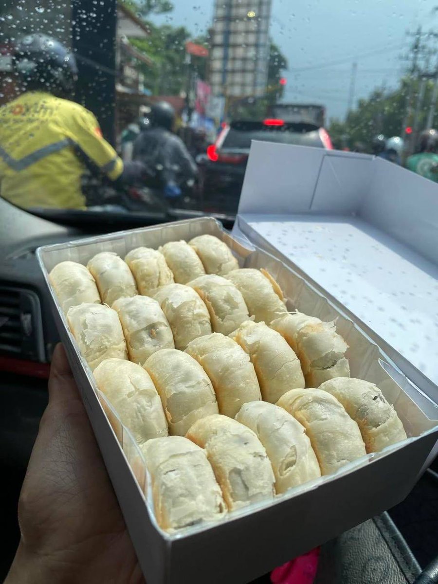 torokuta's tweet photo. PLIS KALIAN WAJIB COBA😭 Ini bakpia the best banget sih isiannya full dan kulitnya tipis👍🏻 https://t.co/r1QXN8Xpea