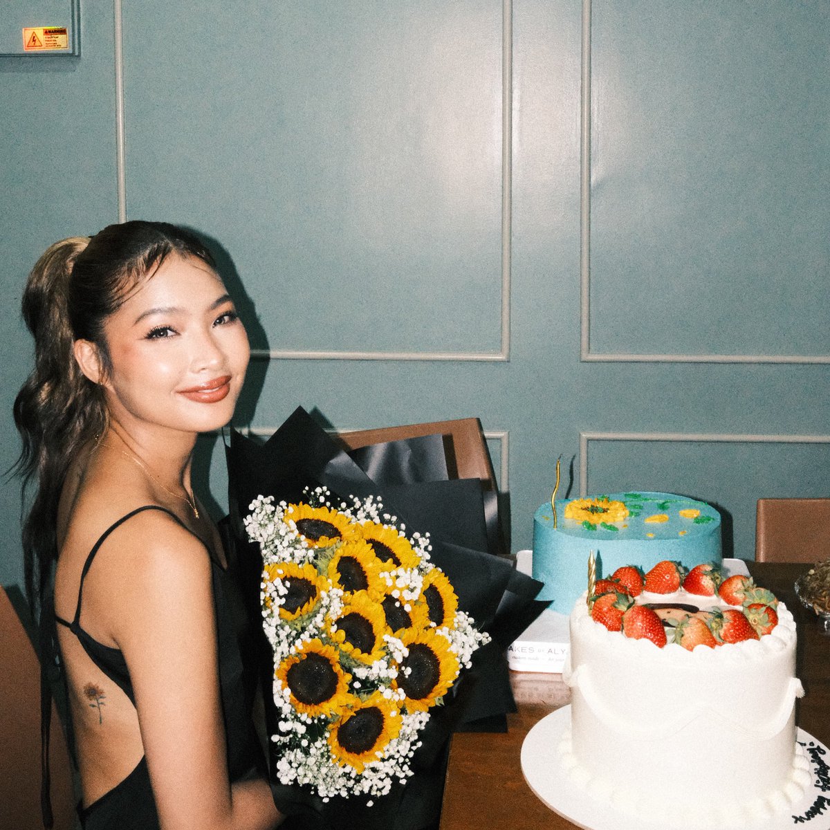 colskelsey's tweet photo. i remember colet saying before na lagi siyang sad sa birthday niya and it makes her not want to celebrate it. seeing her being this happy and celebrating with her family is so heartwarming for me 🥹💚 https://t.co/FcC3VCWPC1