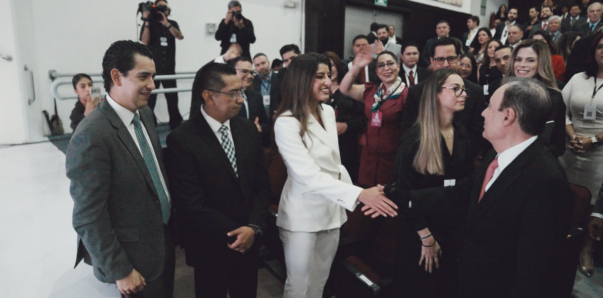 PaulinaOcanaE's tweet photo. Cinco años.

A veces cuesta dimensionar todo lo que cabe en ellos. 

¿Cuántas personas, decisiones, kilómetros recorridos, puertas tocadas, historias escuchadas y vidas detrás de cada cifra?

Los números son lo tangible. Lo que se puede medir, comparar y contar. Pero a mí me conmueve más lo que no cabe en una gráfica: la esperanza que volvió a una familia, una oportunidad que llegó a tiempo, la confianza de alguien que volvió a creer.

Mirar todo lo logrado emociona. Pero sobre todo, enciende algo por dentro. Porque cuando entiendes que detrás de cada número hay una persona, celebrar lo alcanzado no basta: nace un fuego todavía más grande por hacer más, llegar más lejos y no dejar a nadie atrás.

Cinco años después, hay mucho que contar. Pero también muchas razones para seguir.

Porque cuando has visto de cerca a las personas detrás de los números, ya no trabajas por una cifra. Trabajas por ellos. 

Muchas felicidades, querido Gobernador @AlfonsoDurazo