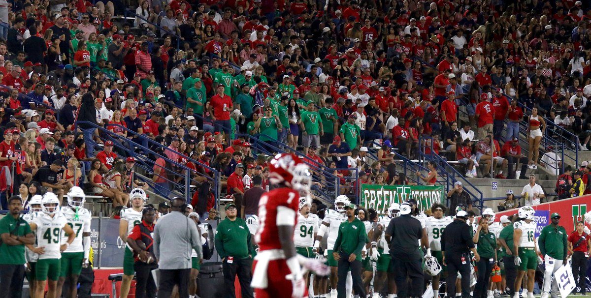JacksonMoore247's tweet photo. Fresno State had a larger announced attendance than eight Power 4 programs in Week 2.

- Fresno State: 40,198

- Baylor: 38,642
- Syracuse: 36,031
- Vanderbilt: 35,000
- Cincinnati: 34,827
- Kansas: 32,000 (renovations)
- UCLA: 31,975
- SMU: 29,054
- Houston: 28,936 https://t.co/Jq5n1idqeI