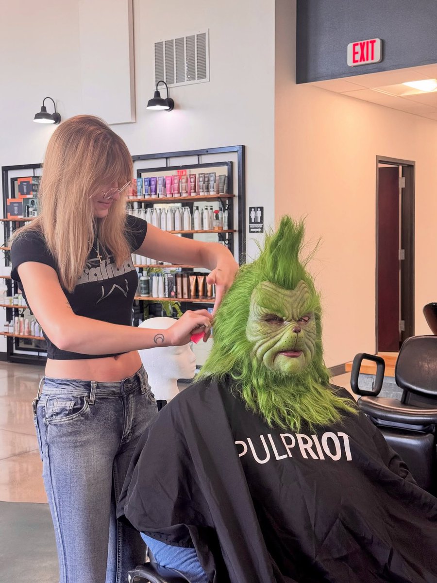 sarado_regiaoCF's tweet photo. Even the Grinch needed to look good for Santa 😋 Merry Christmas from all of us at All Cut Up ❤️💚 Hair by Serena | @hairbys. michelle_ https://t.co/np3g6BmPgQ