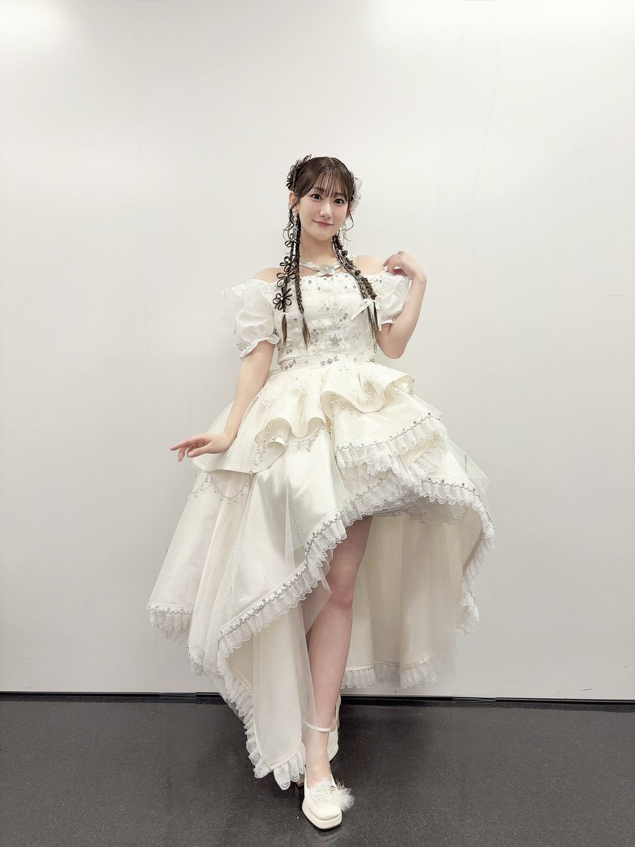okasakimiho_PR's tweet photo. 🤍大天才衣装🤍
5周年！節目！ということで意外とレアな真っ白みほちゃんです！
遠くからでもキラキラ光るように星やお花のビジューを飾りつけてくださっています🥹
アシンメトリーのスカートが美しくてお気に入り！(みほ)

#おみほはいいぞ https://t.co/Da4rdjd7W0