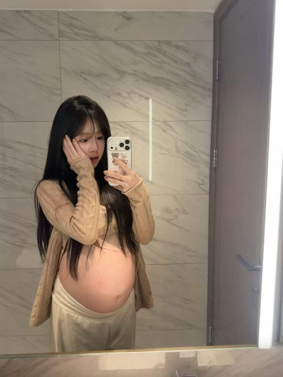 slohrox20321's tweet photo. 女大学生孕期身材 https://t.co/R6PnbygGZR