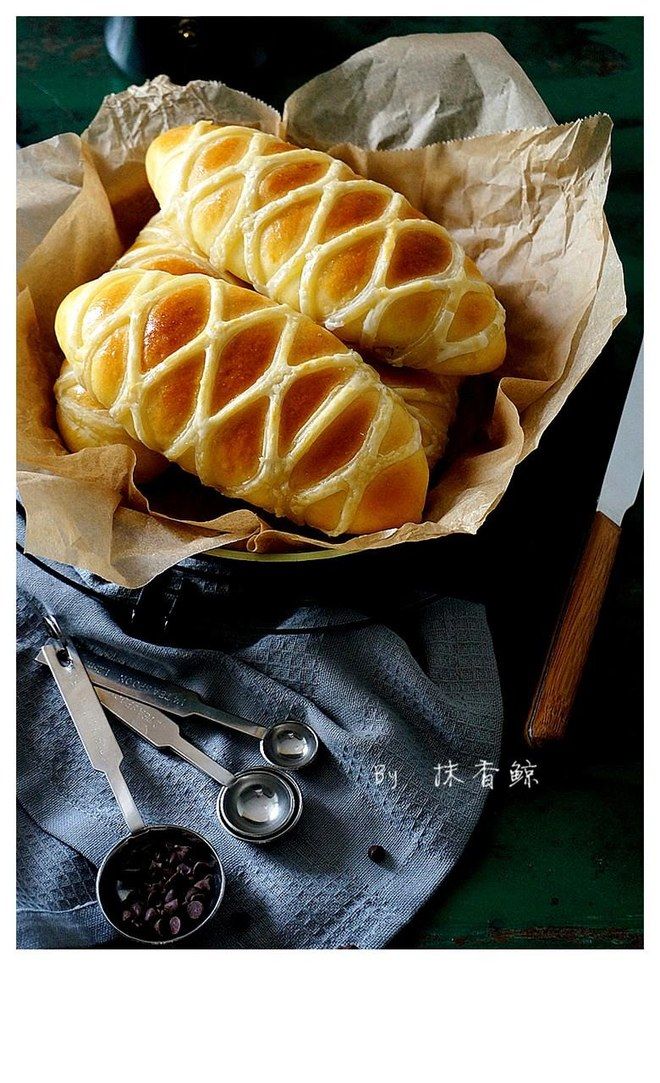 SilvaTubermpf's tweet photo. Just grabbed a warm chocolate croissant from the corner bakery—flaky layers, oozing chocolate, and morning sunlight hitting my plate. Pure small joy to start the day!， https://t.co/bYRssNSl5Z