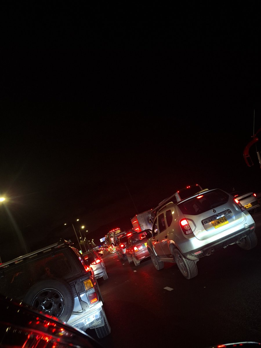 pato9713's tweet photo. Es increíble, luego de 2 hr aun intentando ingresar a Bogotá por soacha y como si no fuera poco.. .Nadie esta gestioando la entrada
@PoliciaSoacha_ @Alcaldia_Soacha @TransitoPolicia https://t.co/zzhWEZK1bB
