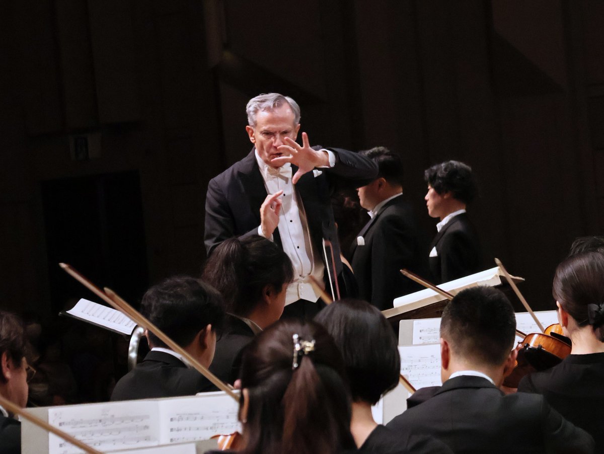 NHKSO_Tokyo's tweet photo. 「映画を見たようだった…」
 
《7つの封印の書》を聴いた何人ものお客さまが口にしていました。
 
この作品が描く世界は、私たちに関係のない未知の世界ではありません。
 
知っているリアルな映像や記憶、体験、大切な人の面影…
会場にいらした皆さまそれぞれの心の内で、異なる物語が映し出されていたことと思います。
 
創立から #100年 という年月を重ねた私たちN響が、
その記念すべき公演で、このような特別な音楽体験をお届けできたことは、大きな喜びであり、誇りです。 
 
アニヴァーサリー・シーズンの幕開き、#N響100年 特別企画としてお届けした、2026年9月定期公演Aプログラム 2日間の日程は、大盛況のうちに終了しました。
 
この壮大な作品に命を吹き込んだN響首席指揮者 #ファビオ・ルイージ をはじめ、#ミヒャエル・ラウレンツ、#ダーヴィト・シュテフェンス、#迫田美帆、#藤井麻美、#伊藤達人、#加藤宏隆 の6名のソリスト、オルガンの #新山恵理、そして120名の #新国立劇場合唱団  @nntt_opera  とそれを率いた合唱指揮 #冨平恭平 のみなさまに深い感謝と敬意を表します。
 
これからも、公演にお運びいただき聴いてくださるお客さまのために、
真摯に音楽と向き合い、特別な体験をお届けして参ります。

またコンサートホールでお会いしましょう！