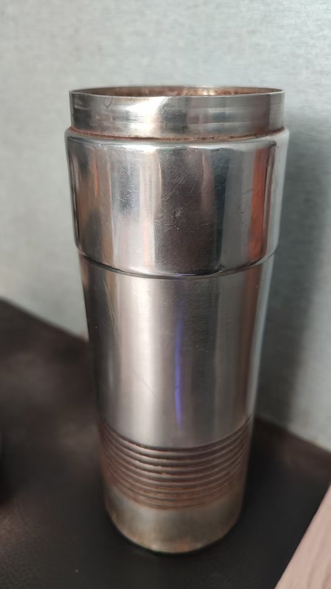 freeideaer's tweet photo. 其实中国在20+年前的产品质量还是相当优秀的，像这个保温杯。大概2022、23年购于3、4线城市的一家超市，品牌是万嘉，印象是23￥。至今20余年，摔过��数次，表面凹坑无数，但���旧开水48小时烫嘴。20余年用过无数保温杯，但没有一支质量能赶上这个，包括tiger等其它国际品牌。 https://t.co/5KNQFkIro7