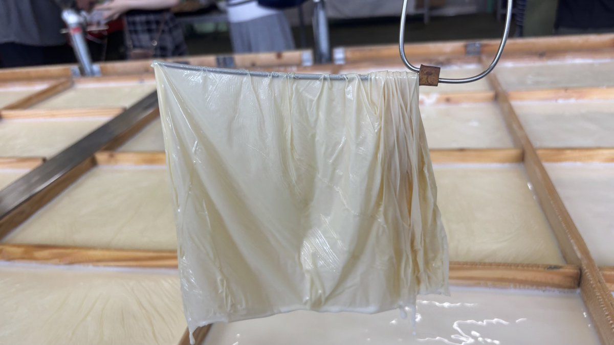 bOTCHMEN1986's tweet photo. 湯葉食べ放題の詳細はこちら
【場所】生ゆば処 町田屋
【時間】10:00〜15:30
【値段】880円、クレジット等利用可
【備考】
・湯葉は爆速で出来上がるので取り争いは無い
・設備は清潔、生産工場に入る感じ
・立ち食い
・酒は基本的にストレートか水割り、氷はあり
・でも外の自販機で買ったドリンクで割ってOK
・一回入っても外でドリンク買って戻ってもOK
・駅などが遠く、アクセスは基本的に車
・ツアー客も来る、混雑しない朝イチが◎
・惣菜も普通に美味い
・時間無制限だったがサイトは60分記載、
　恐らく日によって前後あり
【トッピング】
塩、醤油、ポン酢、ナッツ味噌、柴漬けタルタル
きなこ、ハチミツ(うまい)、わさび、梅ペースト
ラーメンスープ、担々風、etc…