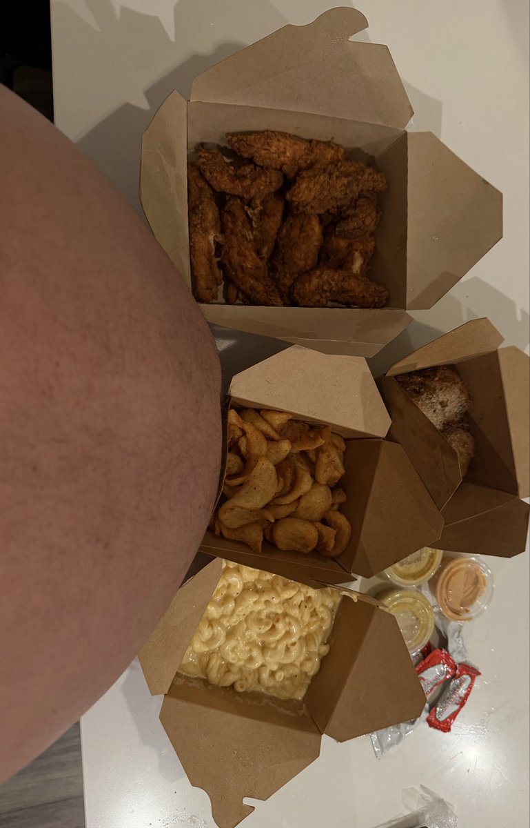 ChcknTndrSluttt's tweet photo. Needed a 2nd dinner😈 #gainer #grommr https://t.co/RX52Sjbarj