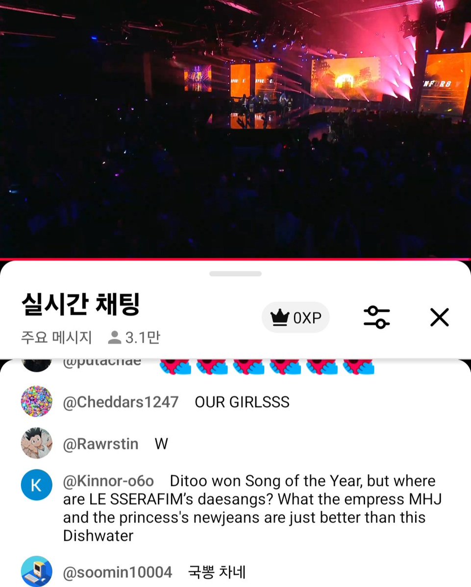 a1071364's tweet photo. Tokkis are leaving hate comments during LE SSERAFIM's BlizzCon performance, but right below, a Korean commented 'bursting with national pride'—what a contrast. https://t.co/Y1Rlnp0lu4