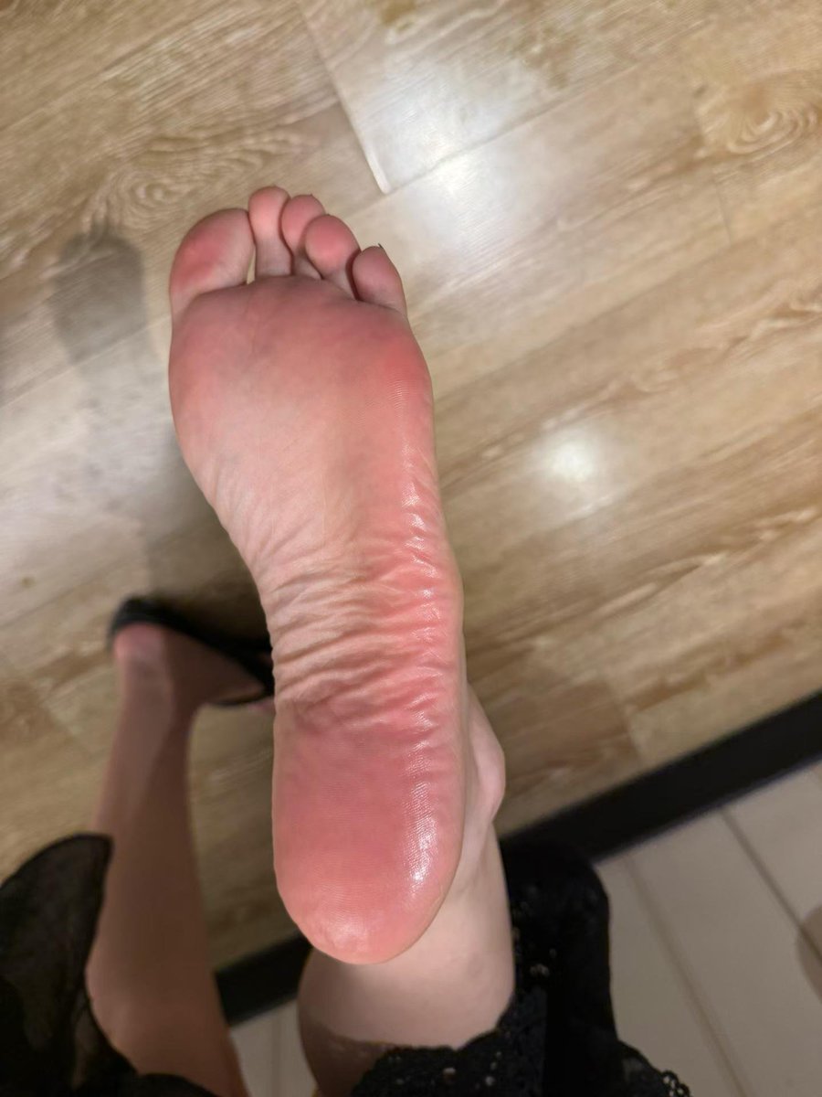 kkkpefi's tweet photo. 顶级玉足
脚型完美 骨感修长 专业足模 技术到位
坐标 杭州
鞋码39 
已经迈入大脚门槛
价格也合理（可接受空降）

可推荐（有偿）#footjob #足交
#足交视频 #足模 #线下足模 #杭州 #杭州线下足模 https://t.co/GvAMJE1TmJ
