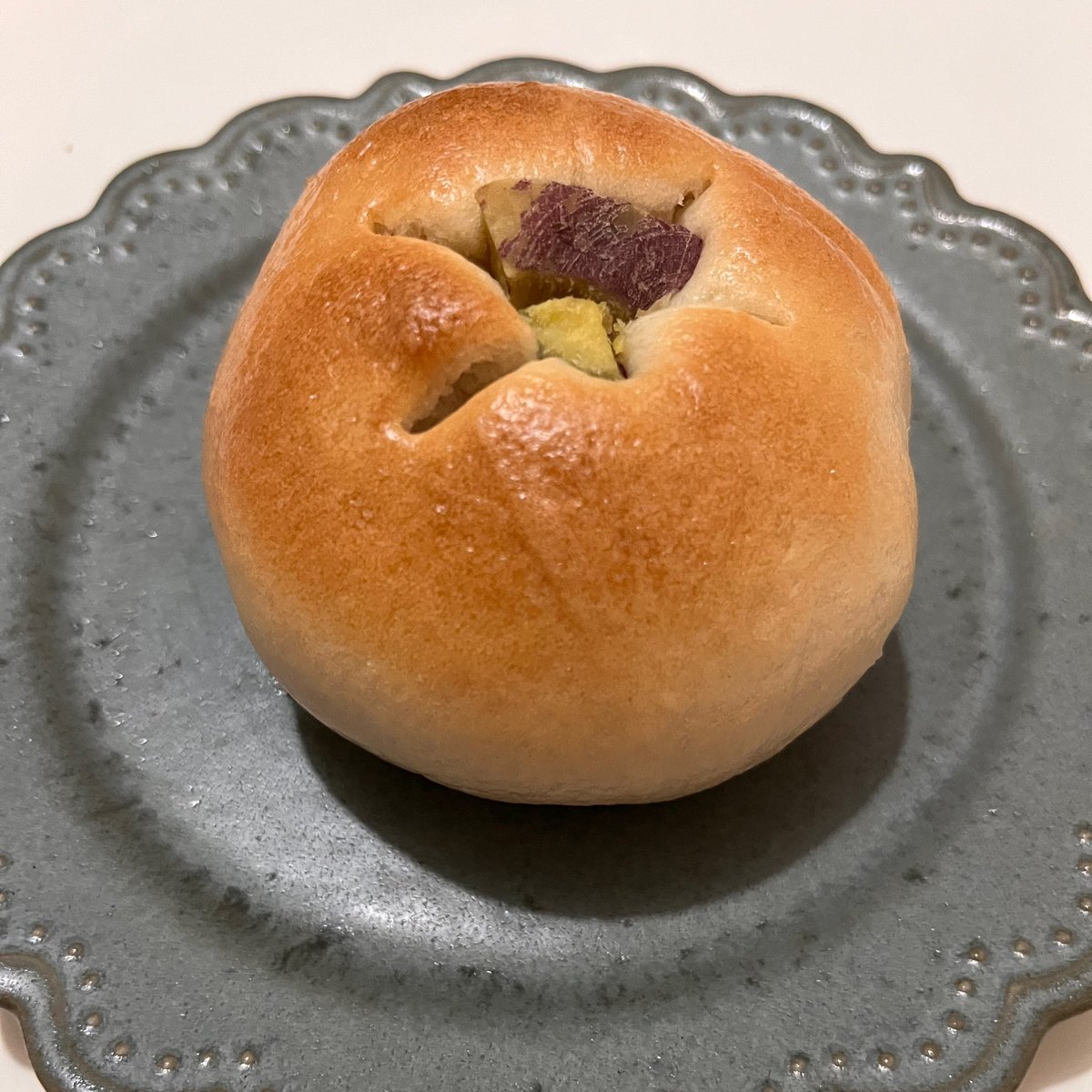 yukincontree's tweet photo. 西新宿「ぱん屋」

・ガリバタめんたいマヨベーグル
・安納芋あんベーグル

ガーリックにバターに明太子にマヨネーズ
という最強がつまりまくったベーグル🥯

おいしい！ https://t.co/GLQZ2VA4Yu