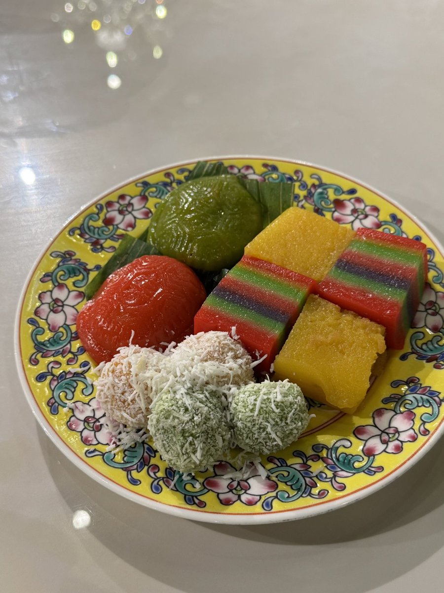 Bertha1990X's tweet photo. 뇨냐 전통 디저트인 쿠에(Kueh)는 알록달록한 색감이 너무 귀여워요. 하나하나 쫀득하고 부드러우면서 코코넛 향이 은은하게 나고, 너무 달지 않아서 남국의 전통적인 풍미가 느껴져요. 💛 https://t.co/aGH9s4d54R