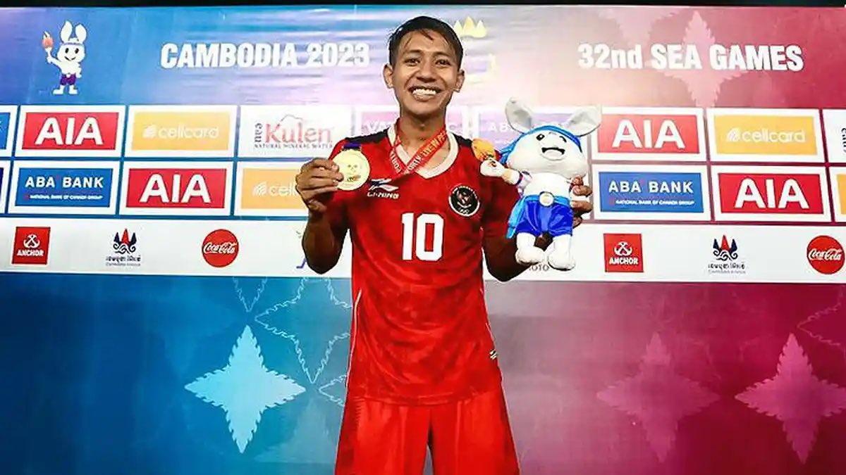 aldibrama's tweet photo. ismed 1 gelar liga 
bepe 2 gelar liga
Beckham 3 gelar liga

Wajar tengil, lebih banyak prestasinye dul daripada urusan sama polda.

Foto pemanis aje, gelar tambahan buat negara yang 2 legend lo gabisa kasih 🤪 https://t.co/fsaP2hpG9L