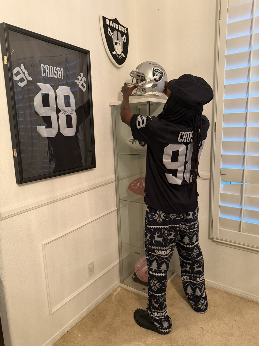 DizzyWright's tweet photo. 98 DAYS LIQUOR FREE!!! 

Perfect day to rock my @CrosbyMaxx jersey 😤 Same day the NFL came back and we got the DUB! 🏴‍☠️ https://t.co/RjA8YZD5Rh