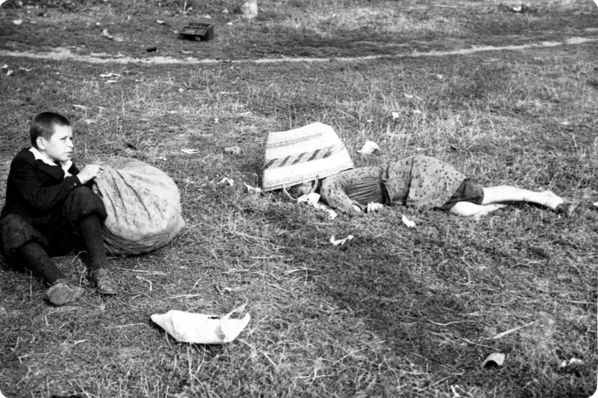 VoicesofWW2's tweet photo. A young boy sitting next to his dead mother, recently killed by strafing German aircraft, near Jana Ostroroga Street in Warsaw, Poland, 13 September 1939 https://t.co/6PoVz0L08A