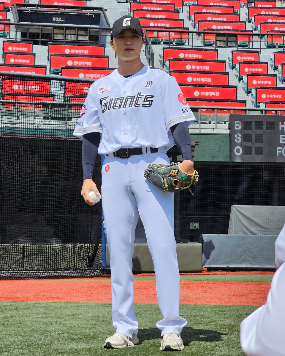 DUGOUTMAGAZINE's tweet photo. oO(그래도 더그아웃 매거진인데 뭐라도 좋은 거 주시겠지?) 

지난해 11월, 루키 영호대제전에서 KIA 박종혁에게 승리하고 박정민이 얻은 상품은 바로.... 🎟️덕매 출연권🎟️이었는데요?!🎉 
받고 너무나 기뻐하던(^^) 모습을 기억한 나머지, 1년도 안 돼 다시 만났습니다👋🏻
응원하던 팀에서 개막전 세이브를 올리고, 올스타전에도 다녀온 꿈만 같던 그의 한 해를 186호에서 만나 보세요!😀

***

💌 186호(26년 10월 호) 예약 판매

2026. 9. 18. (금) 12:00 OPEN
대단한미디어 네이버 스마트스토어

***

#더그아웃매거진 #186호
#롯데자이언츠 #박정민