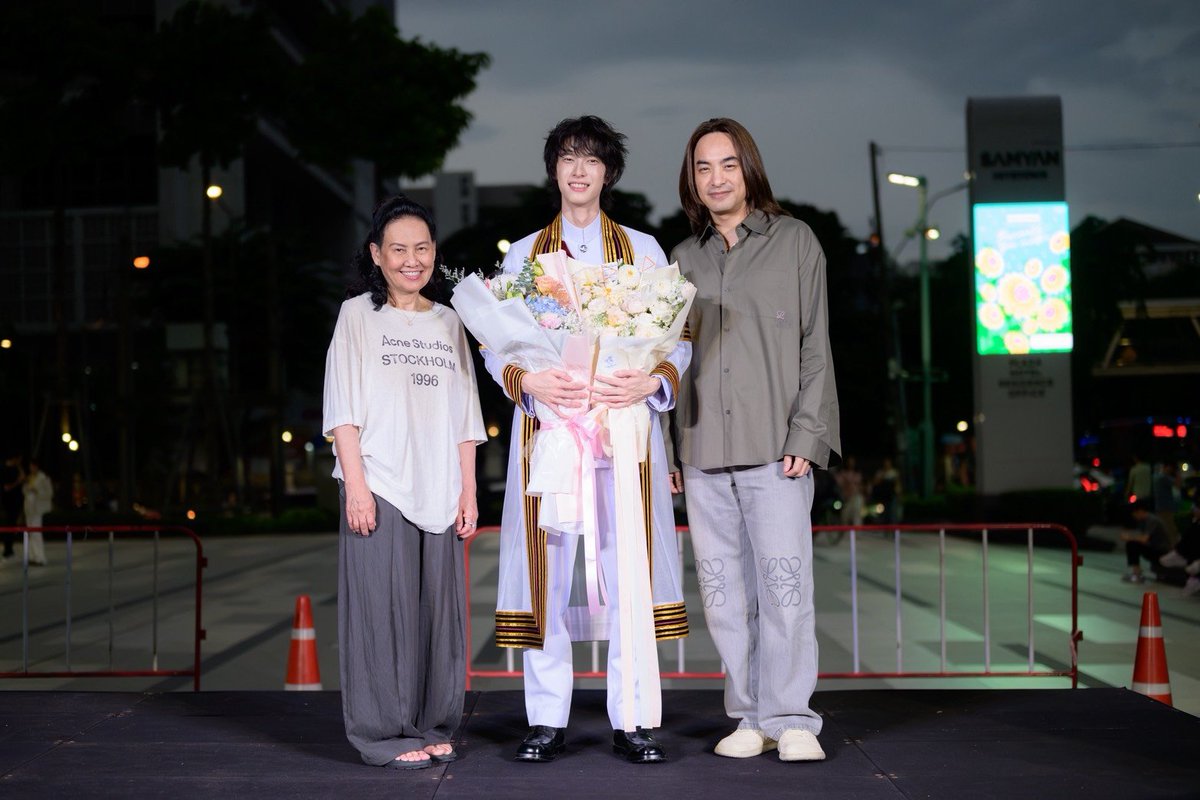thedailybkk's tweet photo. หล่อเก่งครบเครื่องบัณฑิตป้ายแดง พูห์ กฤติน  
ภูมิใจคว้าปริญญาตรีคณะวิศวกรรมศาสตร์ สาขา Robotics & AI: วิศวกรรมหุ่นยนต์และปัญญาประดิษฐ์
จากจุฬาลงกรณ์มหาวิทยาลัย  ได้สำเร็จด้วยเกรดเฉลี่ย 3.27

     “พูห์ กฤติน กิจจารุวรรณกุล” นักแสดงนำจากซีรีส์ PIT BABE The Series 1-2 ,สิงสาลาตาย (Goddess Bless You from Death) และรักลืมตาย (The Grim Lover) ในโปรเจกต์ CHANGE2561 ORIGINAL ล่าสุด “พูห์ กฤติน”ได้เดินหน้าทำความฝันอีกหนึ่งบทสำคัญของชีวิตสำเร็จอย่างภาคภูมิใจ หลังคว้าปริญญาตรี ISE Chula หรือ International School of Engineering คือ หลักสูตรวิศวกรรมศาสตรบัณฑิต (หลักสูตรนานาชาติ) ของ คณะวิศวกรรมศาสตร์ สาขา Robotics & AI: วิศวกรรมหุ่นยนต์และปัญญาประดิษฐ์ จากจุฬาลงกรณ์มหาวิทยาลัย  ได้สำเร็จด้วยเกรดเฉลี่ย 3.27 ซึ่ง พูห์ เผยถึงความรู้สึกหลังคว้าปริญญาได้สำเร็จว่า

     “ดีใจมากครับ ที่ส��มารถทำตามเป้าหมายที่ตั้งใจไว้ได้ที่จะเรียนจบให้ได้ใน 4 ปี  ตอนนี้พร้อมเดินหน้าลุยงานในวงการบันเทิงอย่างเต็มที่มากขึ้น ทั้งงานการแสดงและโปรเจกต์ใหม่ๆที่กำลังรออยู่ และที่สำคัญฝากแฟนๆ ซีรีส์ THE GRIM LOVER หรือ รักลืมตาย ไว้ด้วยนะครับ ด้วยโครงเรื่องที่แปลกใหม่ ด้วยการผสมผสานแนวบอยเลิฟกับแนวแฟนตาซี และโรแมนติก ดราม่า ไว้รวมกันได้อย่างลงตัว กับเรื่องของโชคชะตาที่พ���ให้เกิดความรักระหว่าง วิสัญญีแพทย์ กับ รีปเปอร์ ยมทูตปริศนาที่มีใบหน้าเหมือนรักเก่าที่ประสบอุบัติเหตุเสียชีวิต  ไปในวันที่ต้องสูญเสียทุกอย่าง ก็มียมทูตปริศนาคอยสนับสนุนให้ต่อสู้เพื่อพิสูจน์ความบริสุทธิ์ของตัวเอง ท้ายที่สุดแล้วความสัมพันธ์ระหว่างมนุษ��์และยมทูตจะเป็นยังไง มาร่วมเดินทางผ่านความเป็นความตายไปกับพวกเราใน THE GRIM LOVER (รักลืมตาย) เร็วๆนี้นะครับ””

      ซึ่งบรรยากาศภายในงานอบอวลด้วยความปลื้มปิติ รอยยิ้มของความภาคภูมิ และความอบอุ่นจาก พี่ฉอด สายทิพย์ , พี่เอส วรฤทธิ์ , พาเวล นเรศ , ยูจีน อัยภณ , บอสสึ ศุภณัฐ , ครอบครัวและแฟนคลับที่มาร่วมในโอกาสสำเร็จการศึกษา ปีการศึกษา 2569 เมื่อวันที่ 12 กันยายน 2569 ที่ผ่านมา นับเป็���อีกหนึ่งก้าวสำคัญของ “พูห์ กฤติน” ที่พร้อมพิสูจน์ทั้งความสามารถ ความมุ่งมั่น และศักยภาพของนักแสดงรุ่นใหม่จาก CHANGE2561