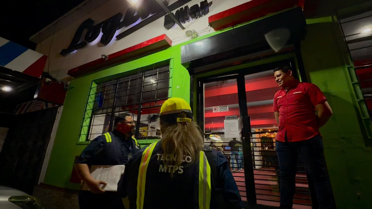 RolandoCastroSv's tweet photo. Seguimos con el Programa Justicia Laboral Nocturna.

Nuestros equipos están llevando a cabo inspecciones en horas de la noche.

Seguimos encontrando hallazgos muy fuertes, entre ellos que muchos trabajadores laboran 11, 12 horas.

No les pagan sus horas extras y aún no les cancelan el 25% de nocturnidad según lo establece la ley.

Seguimos trabajando día y noche con el fin de llevar justicia laboral a todos los lugares de nuestro país.