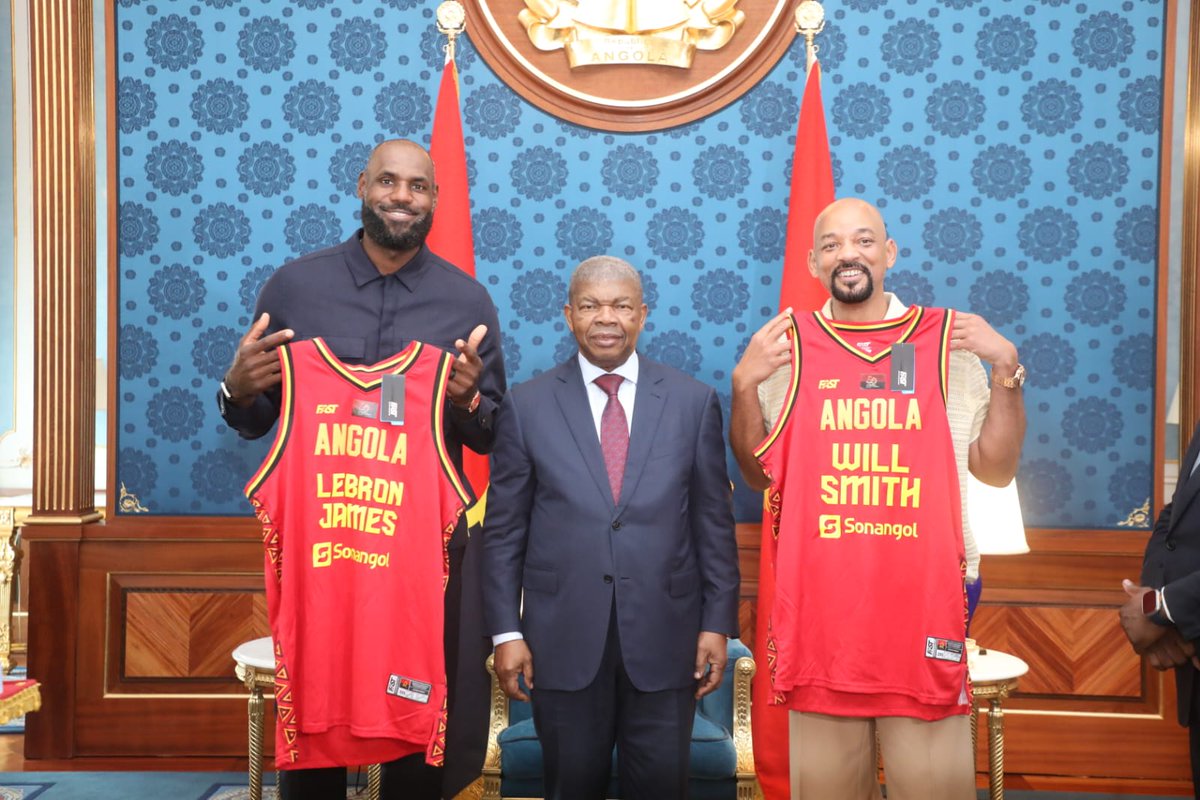 AngolaEmbassyJP's tweet photo. O Presidente da República, João Lourenço, recebeu, na manhã deste domingo, em audiência, no Palácio Presidencial, em Luanda, o basquetebolista norte-americano LeBron James e o actor Will Smith. https://t.co/CBhYCyeDH1