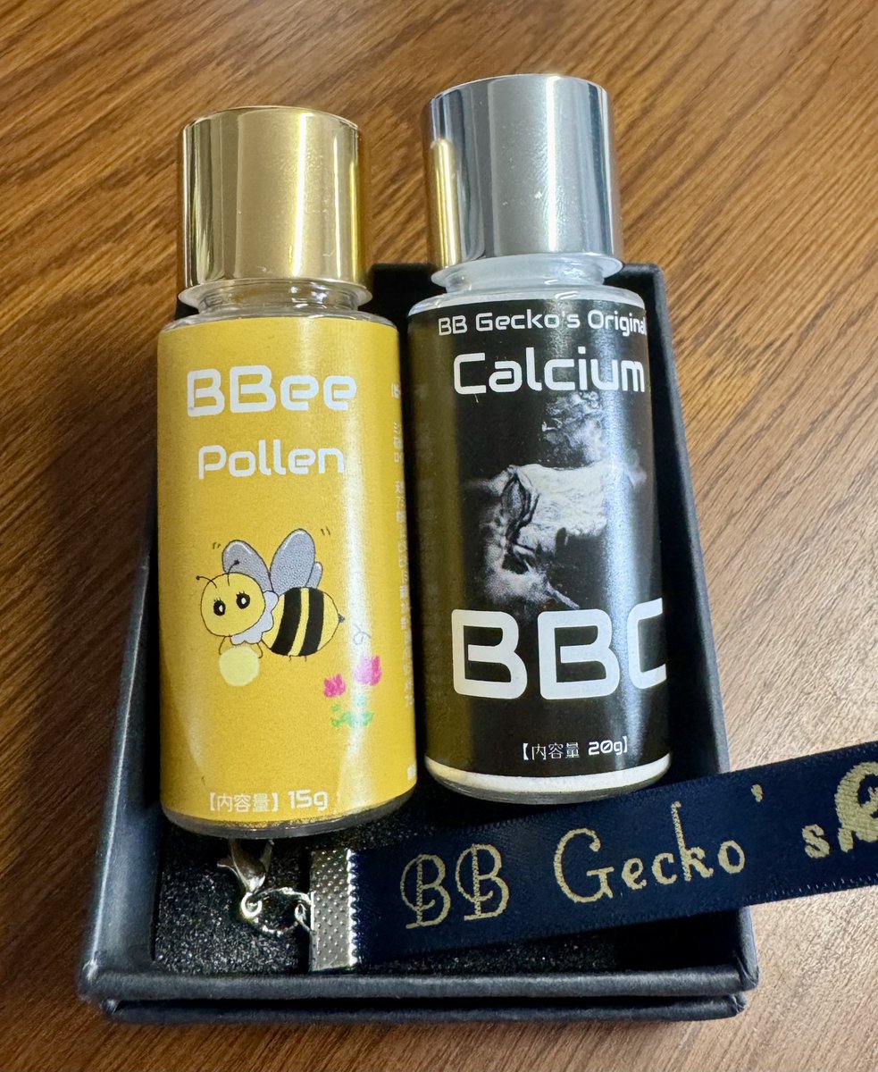 sowhat1635's tweet photo. ゲコマ収穫④
・BB Gecko's（@bbgeckos）様
　ここのクレス最高なんだけどとにかく場所が（略）
　ビーポーレンの粒大きいの不便だから粉末になってるの助かる、Caと一緒に購入おまけチャームも可愛い
・ナルビー（@nalbie_official）様
　みんな大好きスクレーパーにプチ登場、絶対便利なやつ https://t.co/kmZKvufRJU