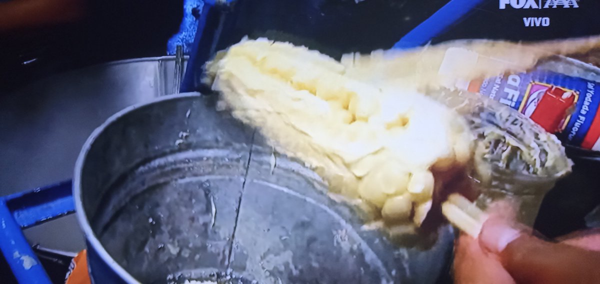 FVeinteCuatro's tweet photo. Psycho Clown es brutalmente atacado por El Carnicero y traicionado por su carnal.

La AAA: 
A HUEVO ELOTE CON CHILE. https://t.co/qBikzss8LR