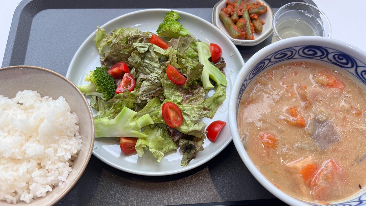hcym's tweet photo. 高松オルネにて、帰阪までの時間潰し。

わっし、かしわ汁定食、R女史は天ぷらうどん、正直に言うけど、こんなにマズイのにこの値段は、看板なこの場所では致命的に香川県の評判さげる、、、って思った件。

駅前のフードコートやからそんなもんでええって話なんかね😆 https://t.co/0C22kHDodC